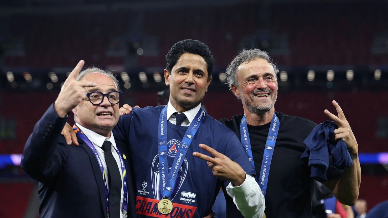 So sehen Sieger aus: Nasser Al-Khelaifi (Mitte) hat erfolgreich eingekauft, mit ihm freuen sich Kaderplaner Luis Campos und PSG-Trainer Luis Enrique (rechts)