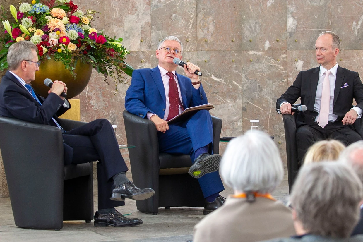 La cultura del debate cambia la cultura del festival: después de los discursos, Michael A. Gotthelf, presidente de la Fundación Ludwig Börne, y el juez único Reinhard Müller conversaron con Christopher Clark.