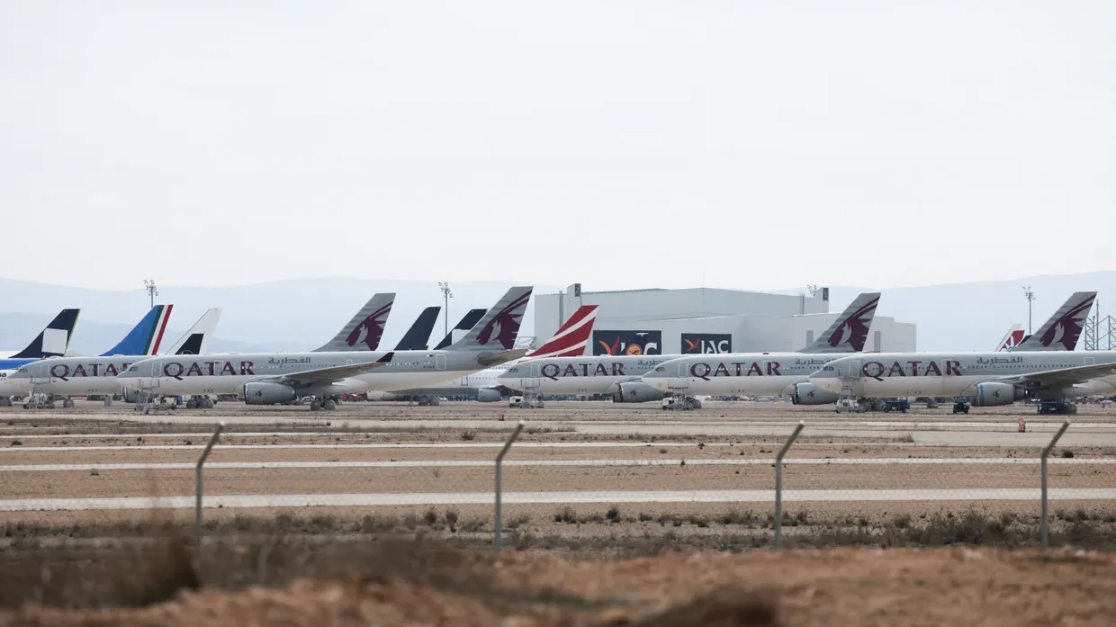 Flugzeuge von Qatar Airways parken reihenweise in Teruel.