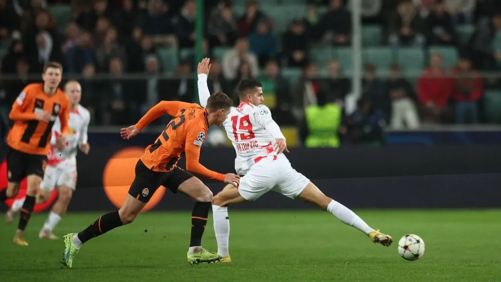 Mykola Matwijenko von Schachtjor Donezk und Leipzigs Andre Silva (r) kämpfen um den Ball.