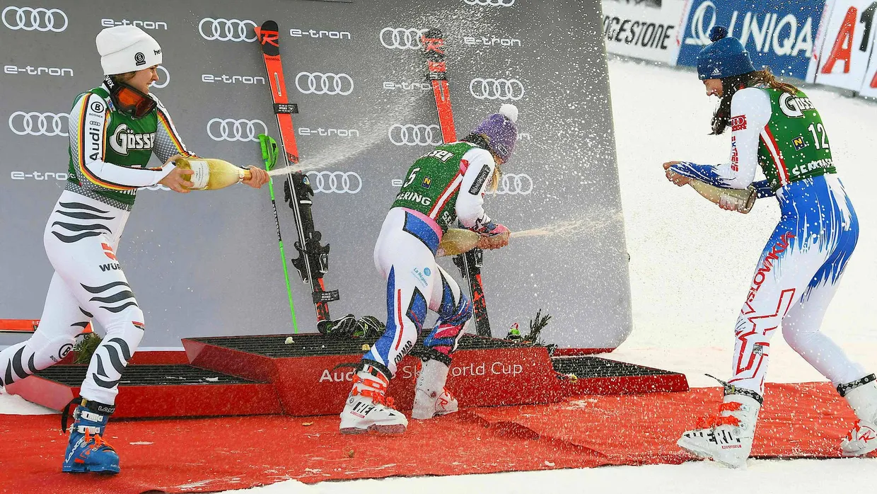 Vorgezogene Silvesterparty: Viktoria Rebensburg (l.) feiert mit Petra Vlhova (r.) und Tessa Worley