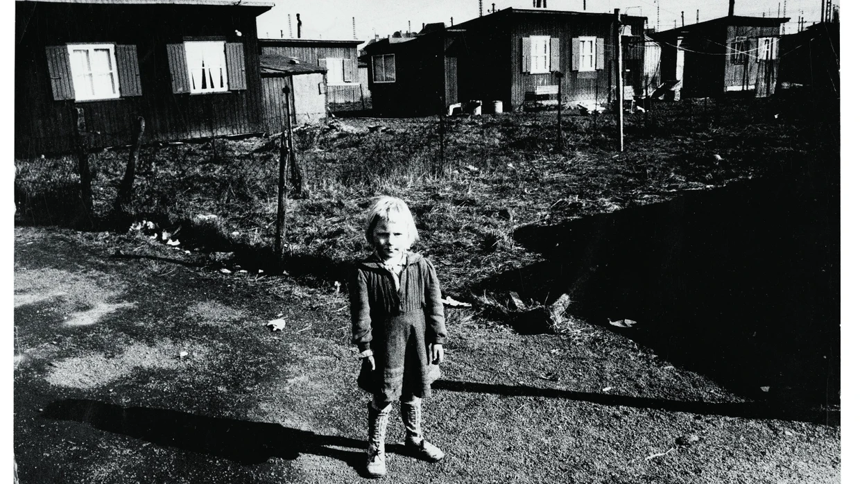 Ein deutsches Vertriebenenkind im Grenzdurchgangslager Friedland, in den Fünfzigerjahren.