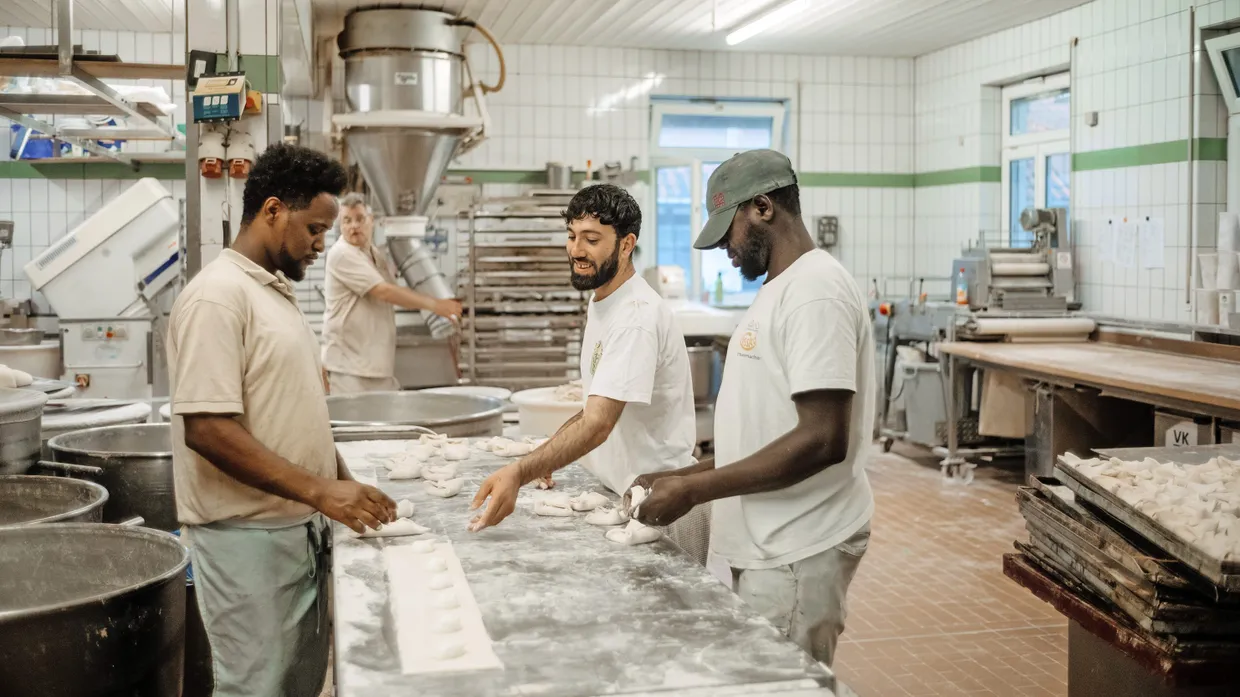 In der Backstube der Bäckerei Polz: Gebri Twelde (links) ist aus Eritrea nach Deutschland geflüchtet.