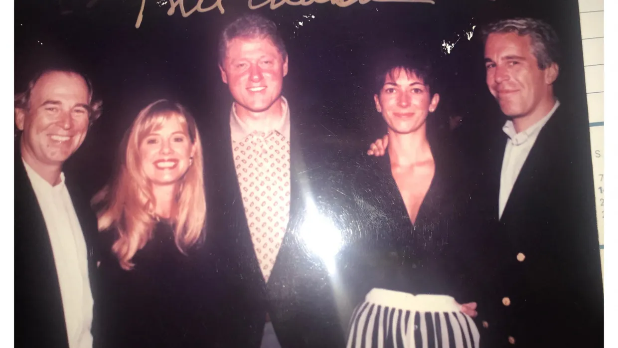Aus dem Besitz Epsteins: Dieses undatierte Foto zeigt den Sexualstraftäter zusammen mit Ghislaine Maxwell (zweite von rechts) an der Seite von Bill Clinton.