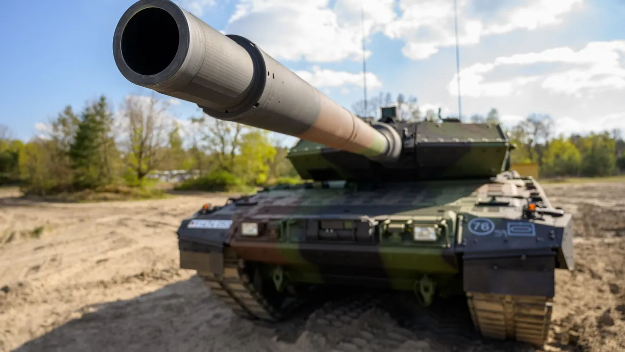 Ein Kampfpanzer der Bundeswehr vom Typ Leopard 2 A7V steht auf dem Übungsplatz.