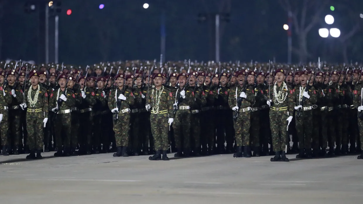 Militäroffiziere nehmen am 27. März 2024 in Naypyitawan einer Parade zum 79. Tag der Streitkräfte teil.