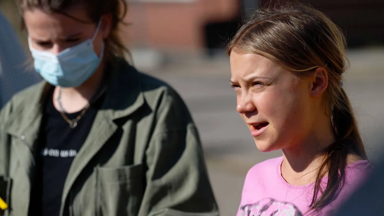 Die Klimaaktivistinnen Greta Thunberg (rechts) und Luisa Neubauer sprechen vor dem Hof von Bauer Heukamp.
