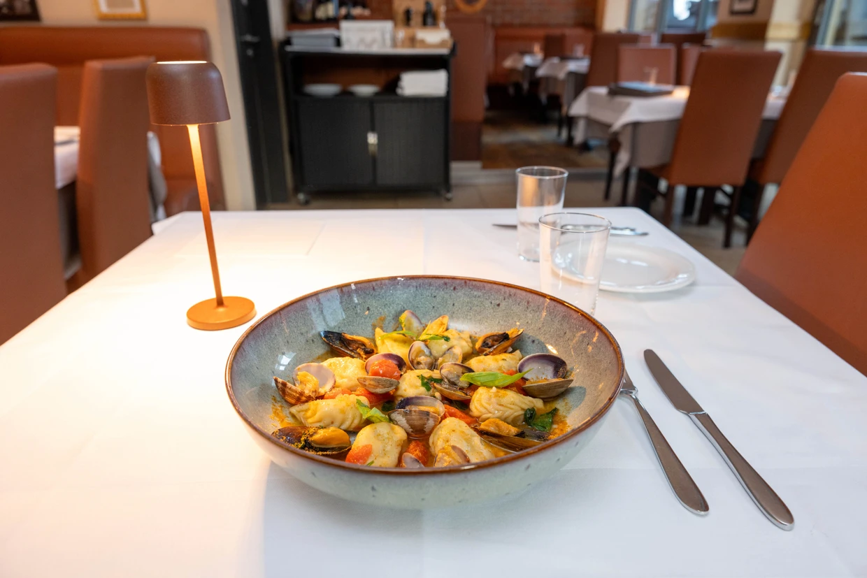 Sardische Ravioli: Die Culurgiones della Casa sind mit Kartoffeln, Pecorino-Käse und Zwiebeln gefüllt und werden mit Muscheln und geraspeltem Bottarge serviert.