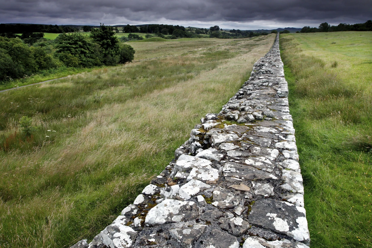 Einst sollte sich hier eine vom Imperium garantierte Ordnung von der Welt angeblicher Barabren trennen: Reste des Hadrianswalls in Nordengland.