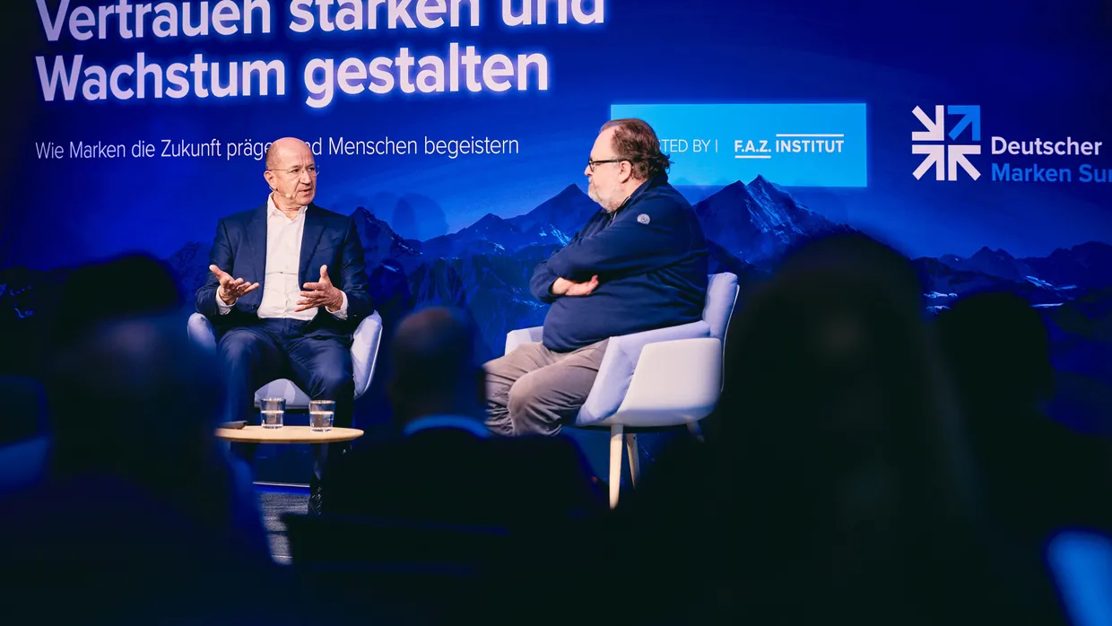 Auf der Bühne des Deutschen Marken Summits: Prof. Dr. Christof Ehrhart und F.A.Z.-Herausgeber Jürgen Kaube