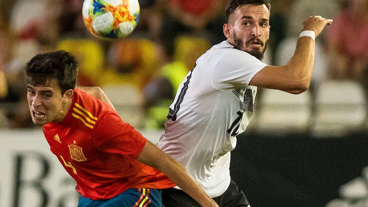 Mergim Berisha (rechts) gegen Eric García Martret