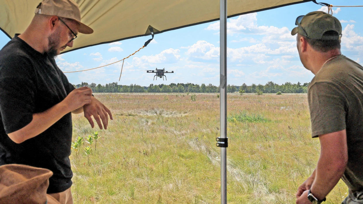 Das richtige Timing ausloten: Zwei Mitarbeiter der Swarmer Inc. justieren auf dem Testfeld bei Kiew eine Drohne für den Einsatz in einem Schwarm.