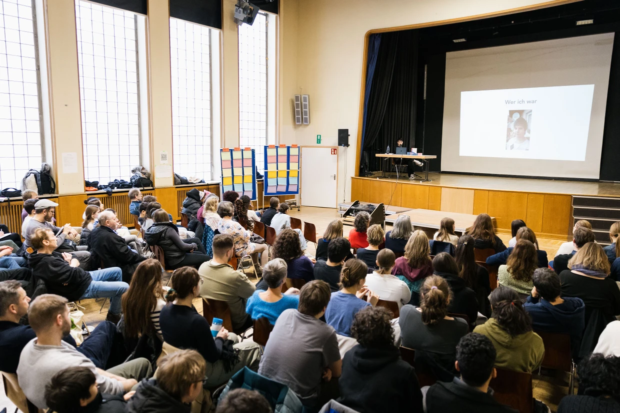 Norman Wolf hält einen Vortrag für Lehrer, Eltern, Schüler in der Gesamtschule IGS Herder in Frankfurt.