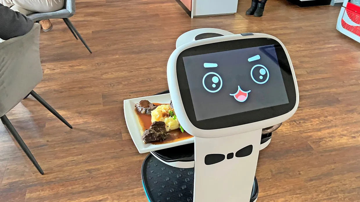 Lieferdienst: Roboter Peanut rollt durch das Flughafenrestaurant.