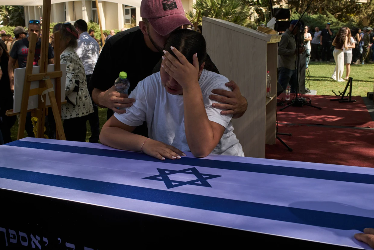  Yuval (r) und Tom trauern am Sarg ihres Vaters, der getöteten Geisel Ronen Engel, nachdem sein Leichnam im Rahmen des Abkommens zur Waffenruhe zwischen Israel und der Terrororganisation Hamas aus dem Gazastreifen zurückgebracht wurde.