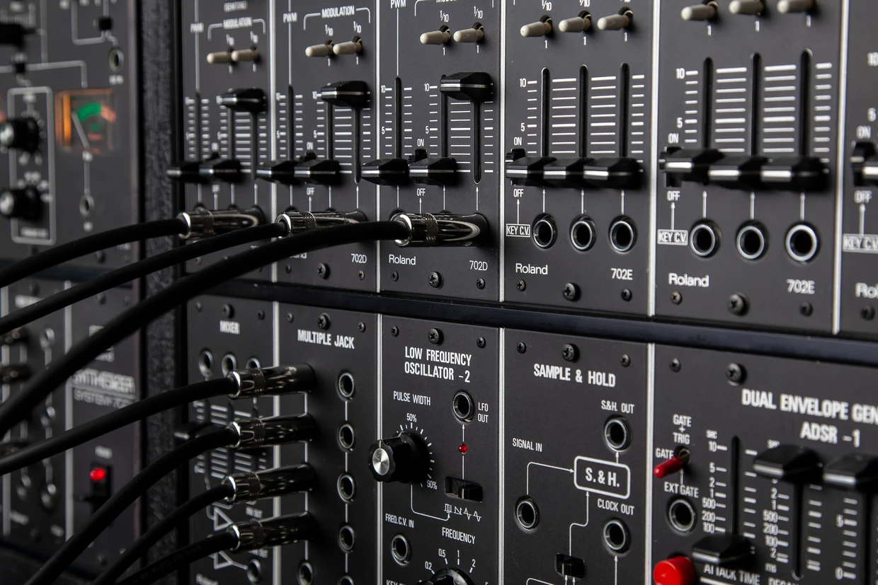 Ein Syntesizer, der so groß wie eine Schrankwand ist