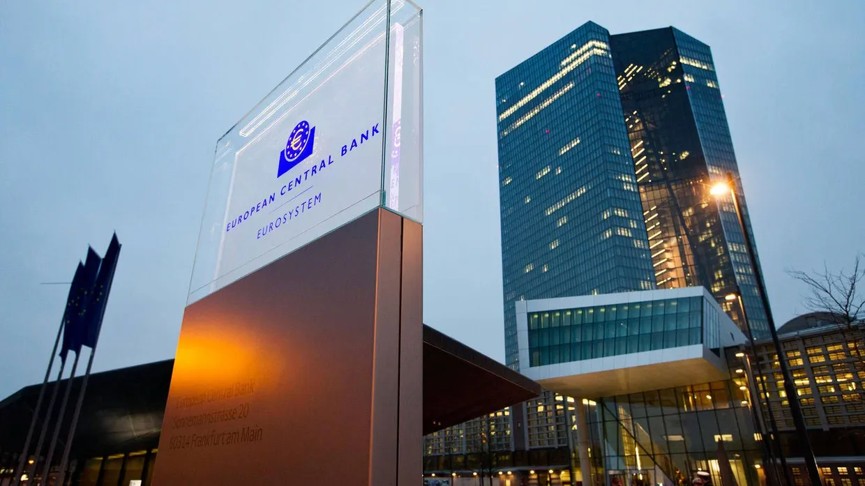 Schild an der Hauptzufahrt zur Europäischen Zentralbank in Frankfurt