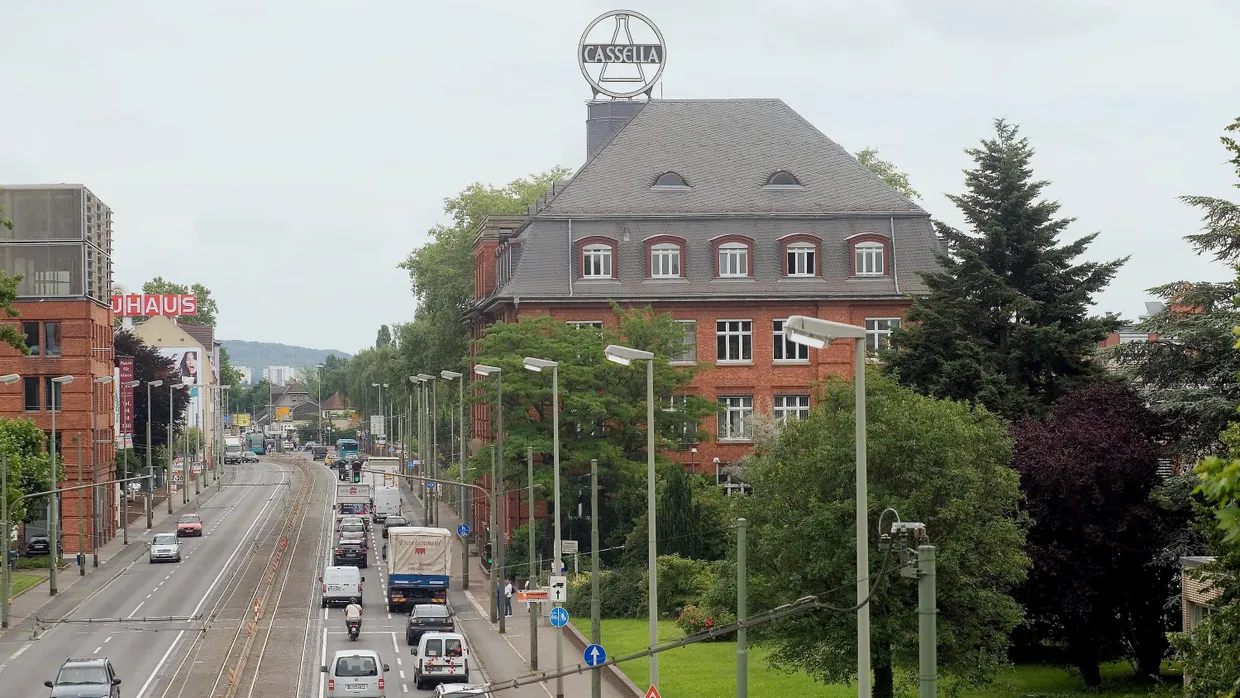 Gestern und heute: Das Chemieunternehmen Allessa in Fechenheim ist aus den 1870 gegründeten Cassella-Farbwerken hervorgegangen.