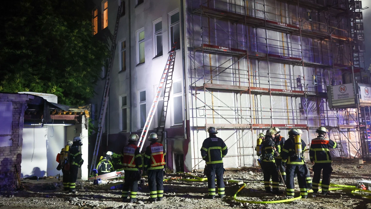 Hamburger Feuerwehrleute versuchten, den Brand in einem Hotel nahe dem Hauptbahnhof schnell zu löschen.