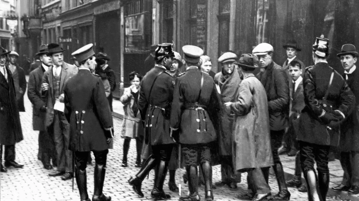 Straßenszene in Aachen während der Aufstände am 21. Oktober 1923.