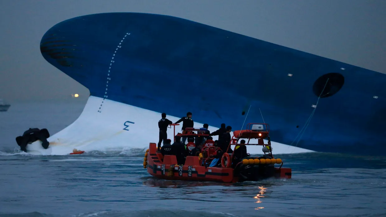 Rettungsmannschaften am Wrack der gekenterten Fähre „Sewol“