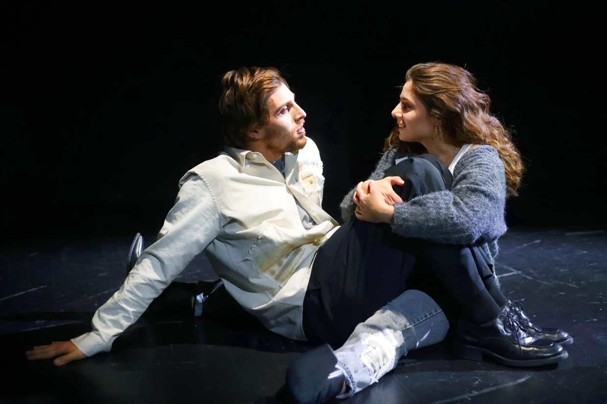  Jonas Dassler als Noah und Aysima Ergün als Jasmin