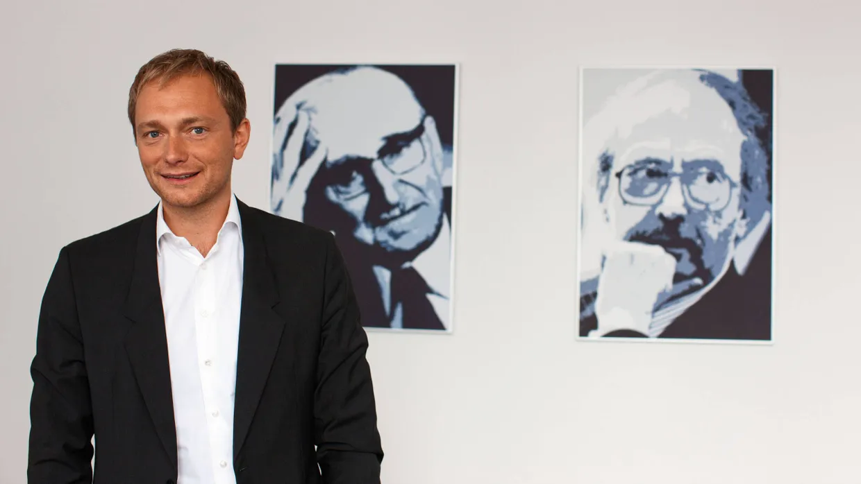 Im Office des Generalsekretärs in Berlin: Der Herr ganz links – Christian Lindner – ist weg. Die beiden anderen Herren – Friedrich A. von Hayek und Ralf Dahrendorf – sind noch da