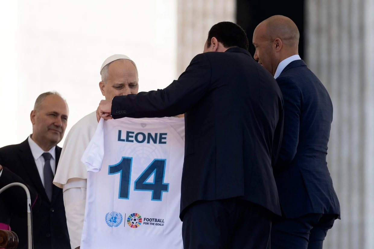 Kapitän auch ohne Platz in der Startelf: Während der Generalaudienz auf dem Petersplatz am 25. März 2026 wird Papst Leo XIV. ein Fußballtrikot überreicht.