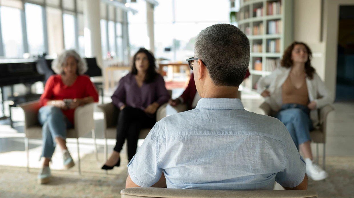 Brainstorming-Sitzung in einem Büro: „Nicht jeder Kommentar, der belehrend wirkt, ist tatsächlich besserwisserisch gemeint“, sagt Konfliktberaterin Ursula Wawrzinek.