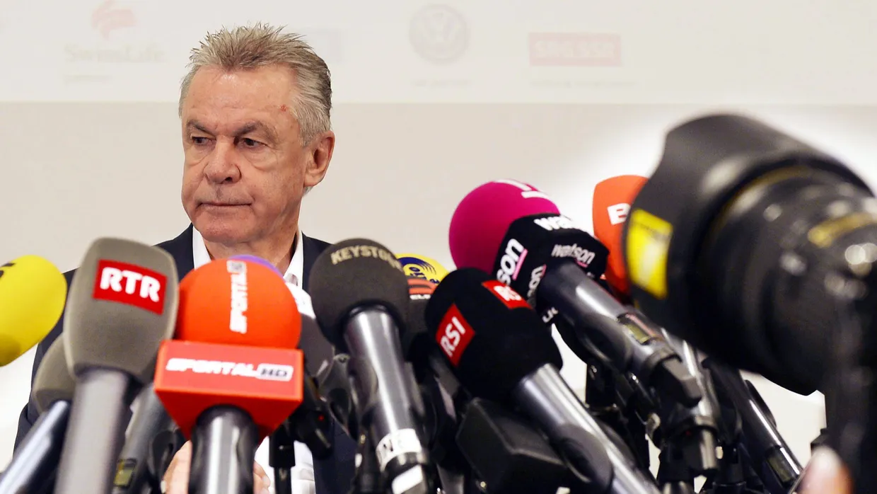 Nur ein Dschungel an Mikrofonen: Trainer Ottmar Hitzfeld