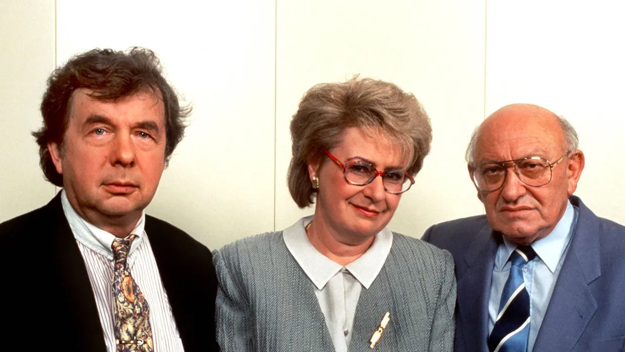 Die Stammbesetzung diskutierte mit einem wechselnden Gast: Hellmuth Karasek (l.), Sigrid Löffler und Marcel Reich-Ranicki bildeten das „Literarisches Quartett“.
