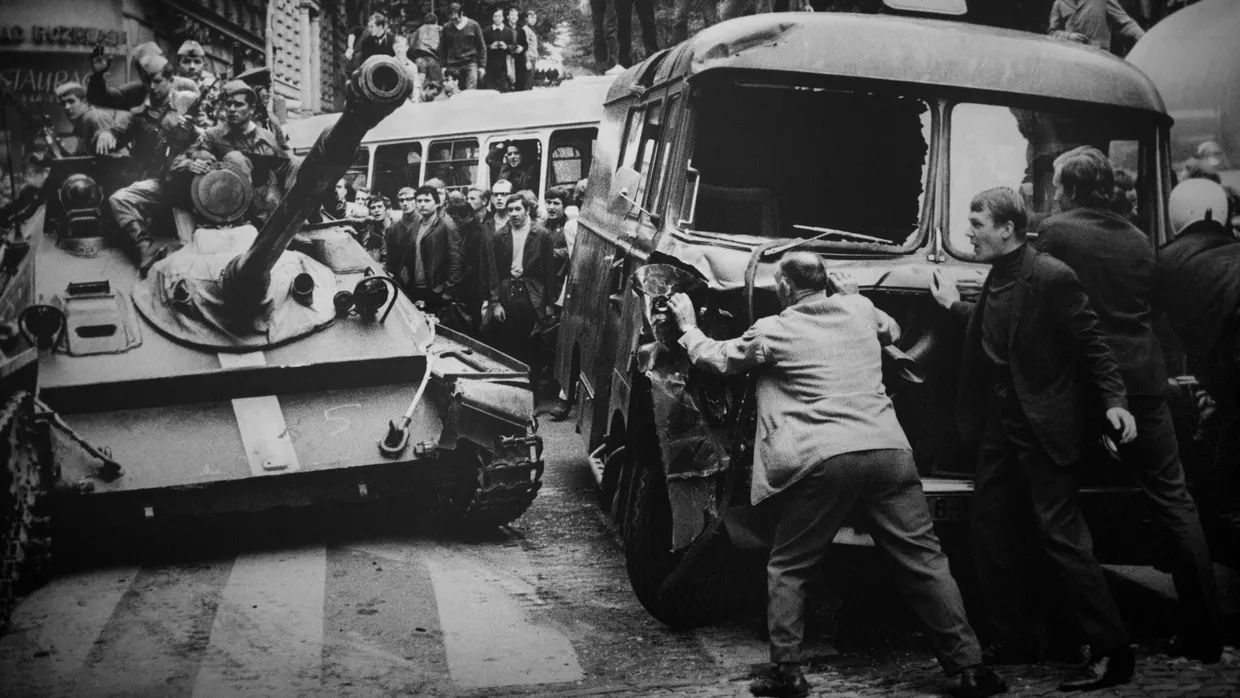 Prager bauen Barrikaden am 21. August 1968 vor dem Gebäude des Tschechoslowakischen Rundfunks