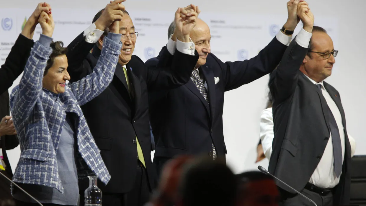 Jubel nach der Annahme des Entwurfes: UN-Klimachefin Christiana Figueres, UN-Generalsekretär Ban Ki-Moon, der französische Außenminister Laurent Fabius und der französische Präsident Francois Hollande (von links)