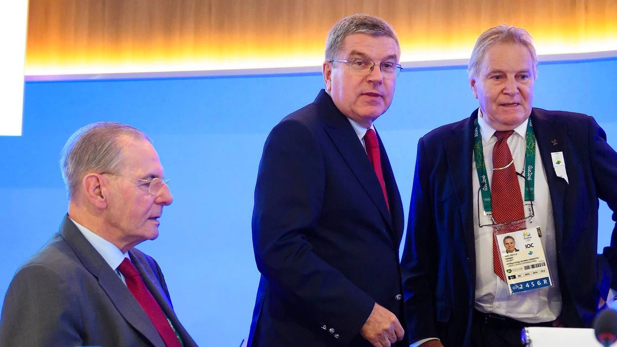 Auch die Kritiker fügen sich: IOC-Präsident Thomas Bach (Mitte) mit Denis Oswald (r.) und Vorgänger Richard Pound