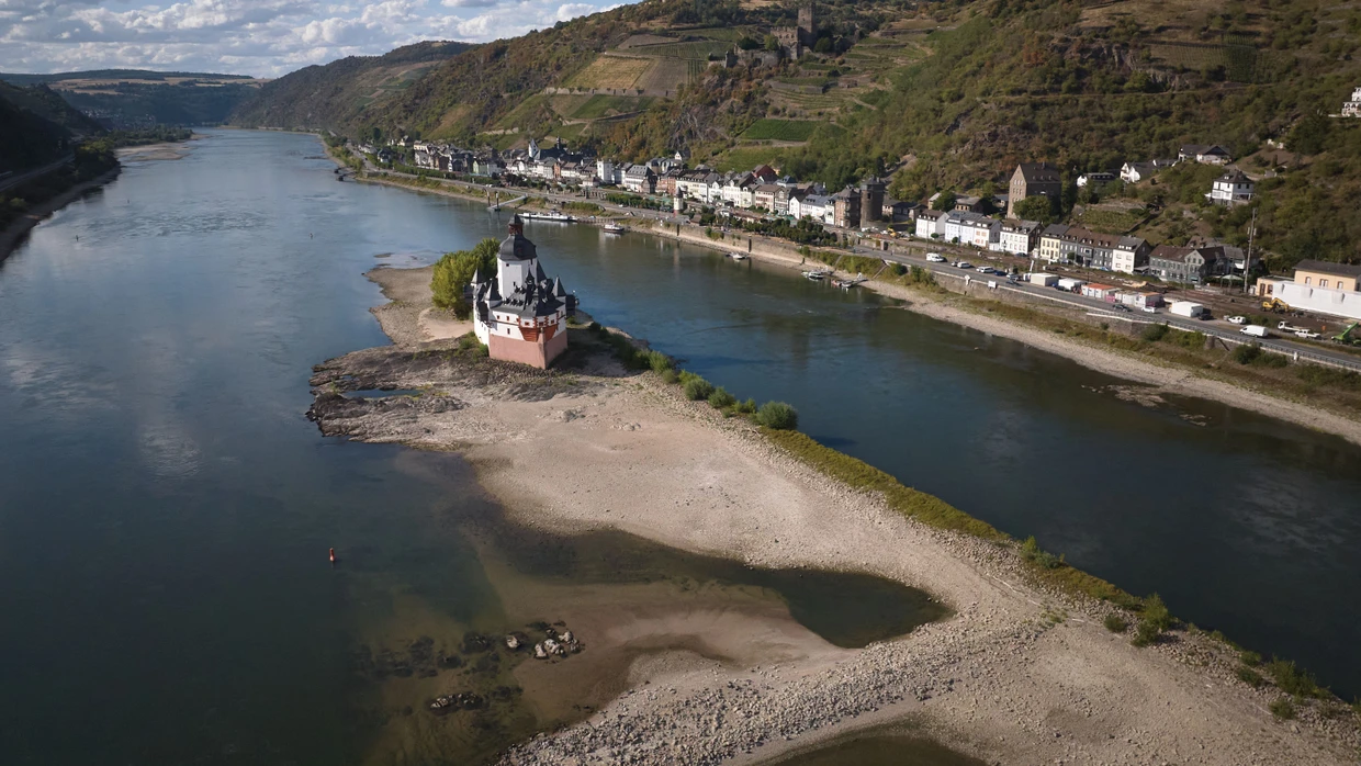 Der niedrige Pegelstand an der Zollburg Pfalzgrafenstein in Rheinland-Pfalz könnte eine Zweiteilung einer der verkehrsreichsten Binnenstraße Europas bedeuten.