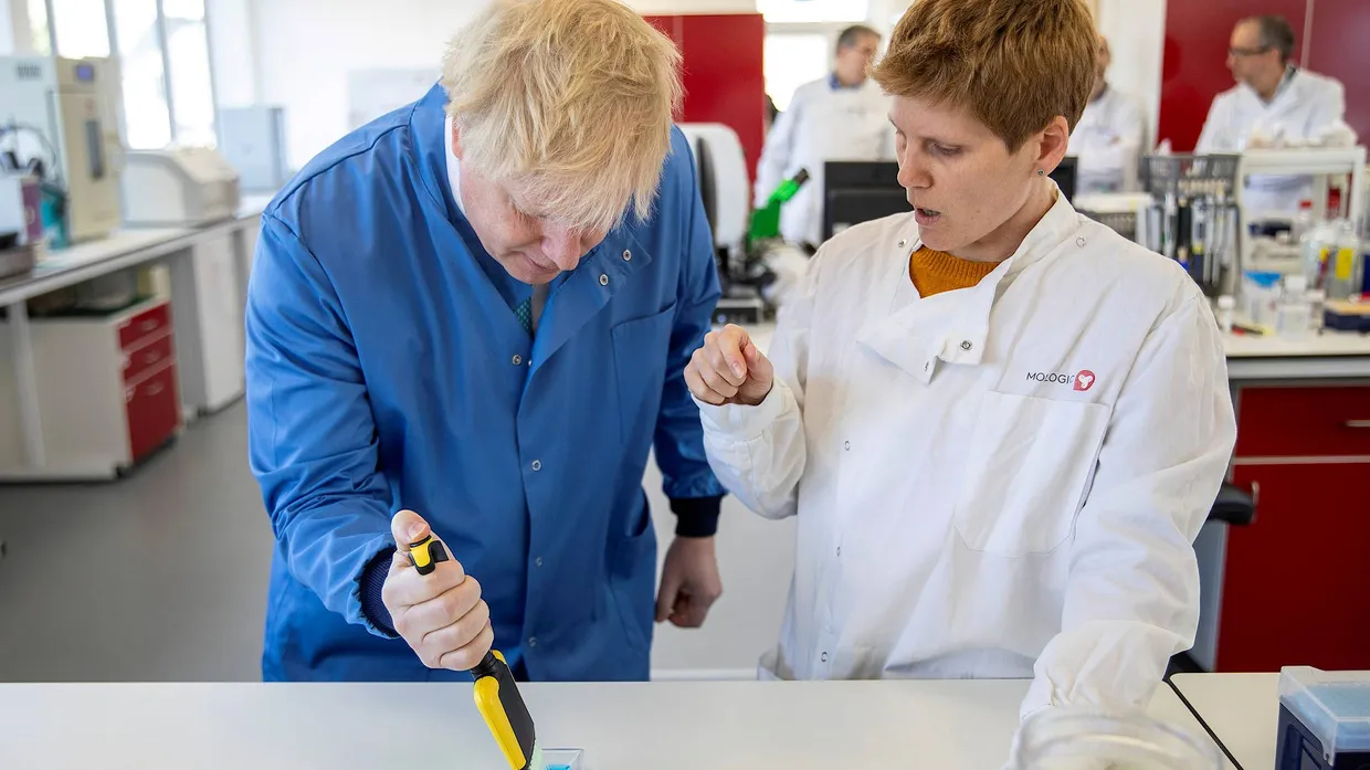 Boris Johnson in einem medizinischen Labor in der Nähe von Bedford
