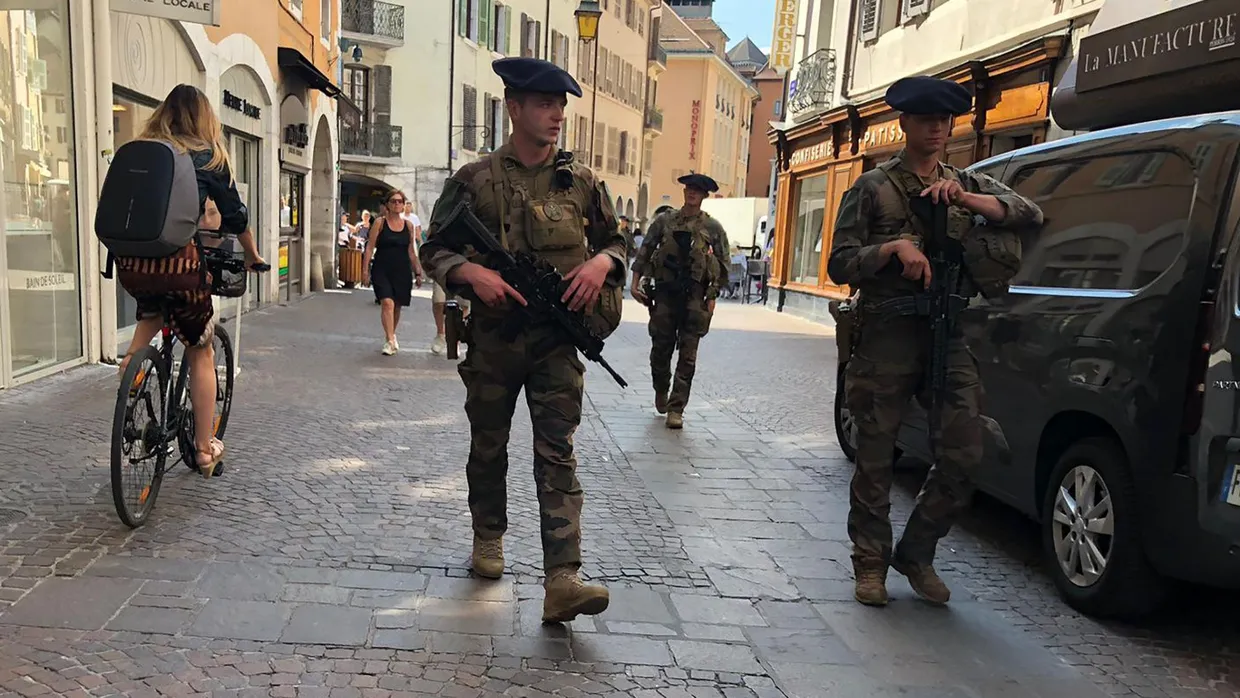 Soldaten patrouillieren nach einem Messerangriff in Annecy. Ein Angreifer hat in einem Park mehrere Kleinkinder mit einem Messer verletzt.