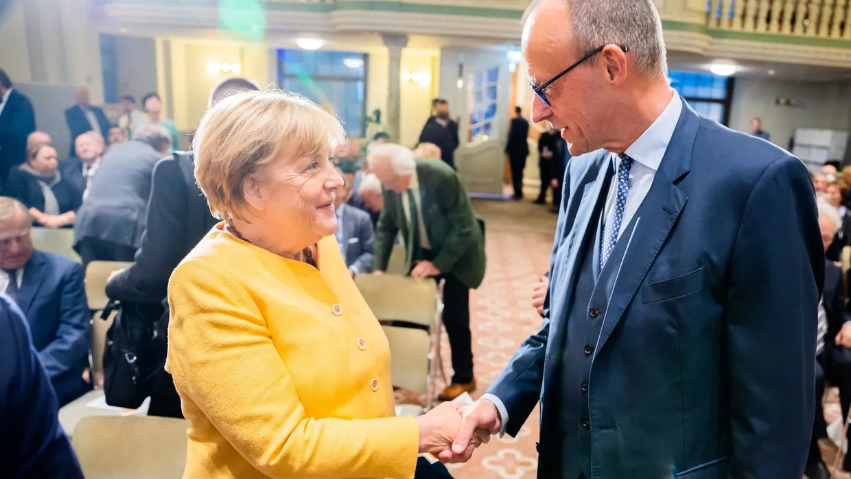 Angela Merkel (CDU), ehemalige Bundeskanzlerin, und Friedrich Merz, CDU-Bundesvorsitzender, begrüßen sich bei der Eröffnungsveranstaltung der Bundeskanzler-Helmut-Kohl-Stiftung.