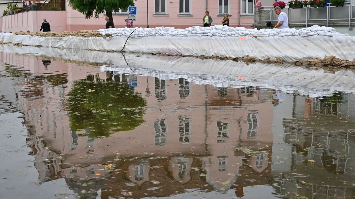 In Fürstenberg, einem Stadtteil von Eisenhüttenstadt, sind bereits Straßen vom Hochwasser des Flusses Oder überflutet.
