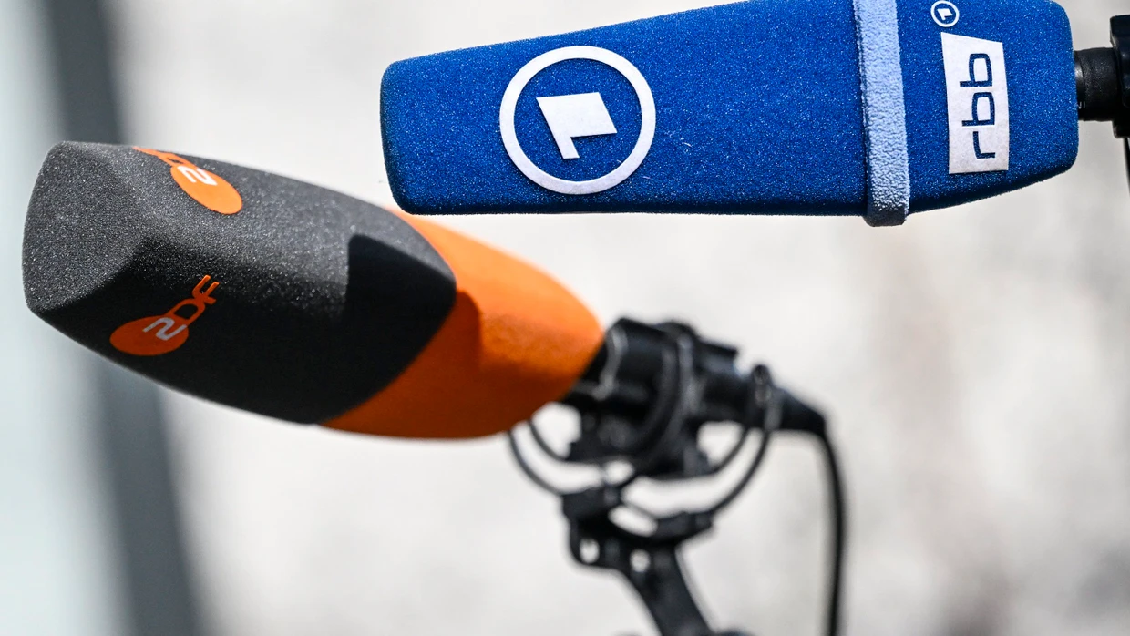 Mikrofone von ARD und ZDF bei einer Pressekonferenz in Berlin