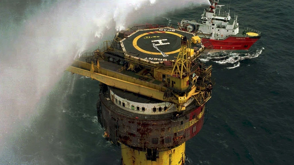Vermutlich die spektakulärste Kampagne: Die Ölplattform Brent Spar wurde im Sommer 1995 von zwei Greenpeace-Aktivisten besetzt.