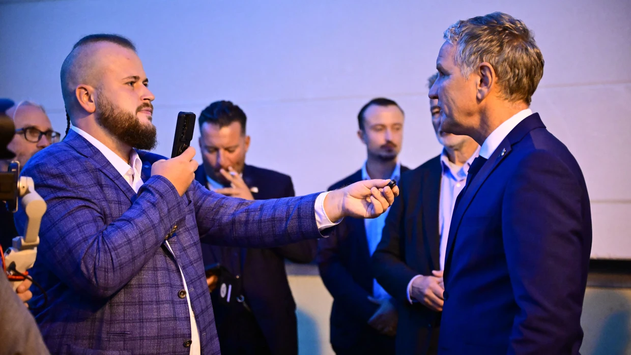 Magdeburg, 6. September: Björn Höcke, Vorsitzender der AfD in Thüringen, führt bei der Wahlparty der AfD vor dem Alten Theater ein Interview mit „Aktivist Mann“.