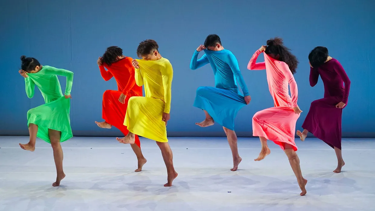 Eine koreanische Tanzgruppe in dem Stück „Let me change your name“