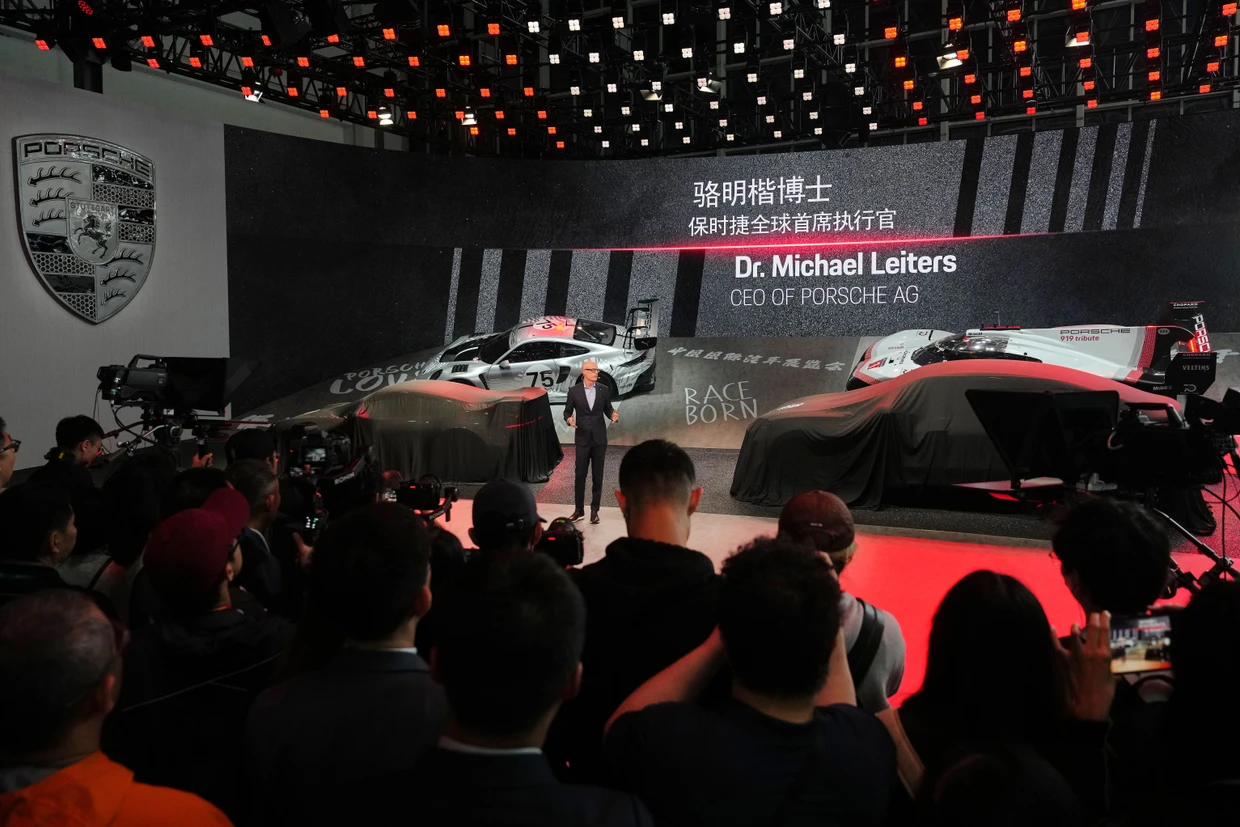 Rennautos und Retro: Porsche-Chef Michael Leiters auf der Automesse in Peking