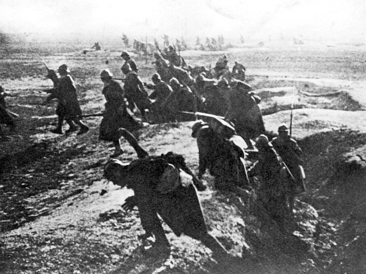 Der übermächtigen Defensive schutzlos ausgeliefert: Französische Soldaten klettern während der Schlacht um Verdun im Jahr 1916 zu einem Angriff aus ihren Schützengräben.