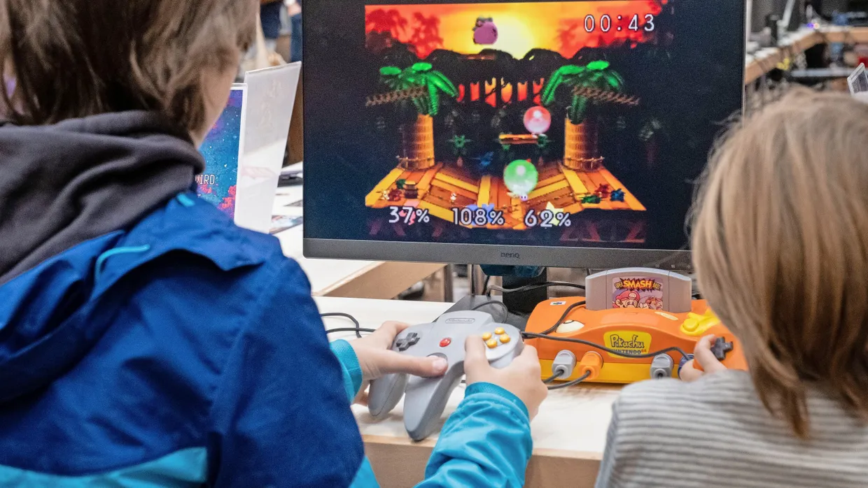 Damit sind schon ihre Eltern aufgewachsen: Kinder spielen auf einer Nintendo-64-Konsole.