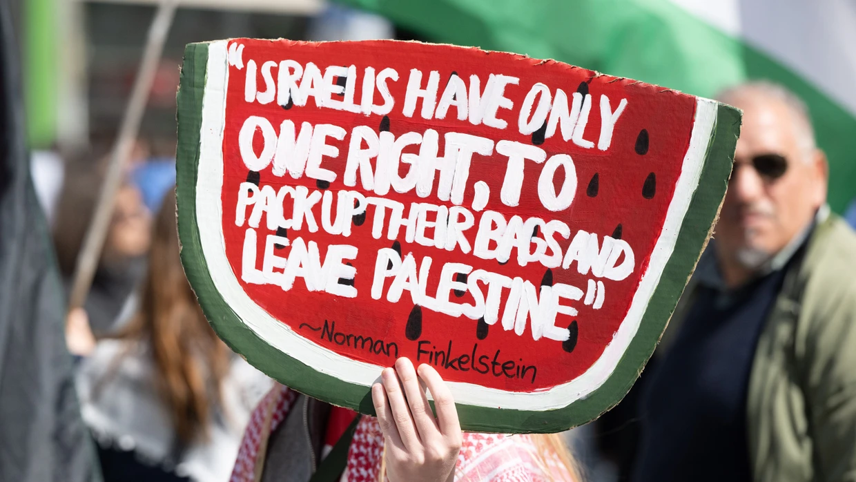 Ein Schild bei der Demo in Frankfurt: „Israelis haben nur ein Recht – ihre Sachen zu packen und Palästina zu verlassen“.