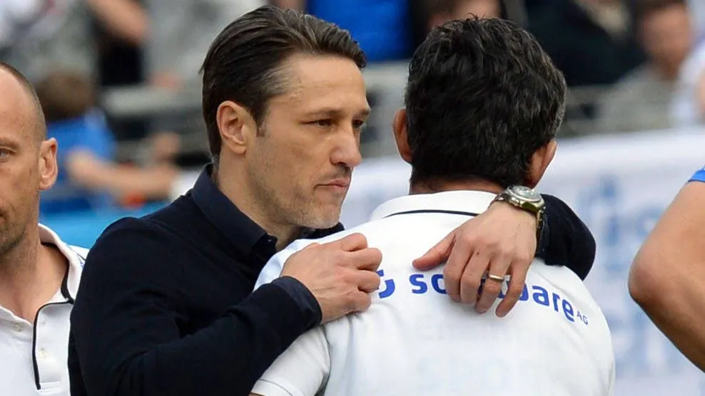Auch ein Zeichen an gewaltbereite Fans: Frankfurts Trainer Niko Kovac (links) und Dirk Schuster von Darmstadt 98 umarmen sich nach dem Schlusspfiff.