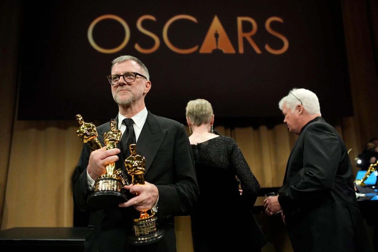  Paul Thomas Anderson mit mehr Oscars, als er tragen kann.