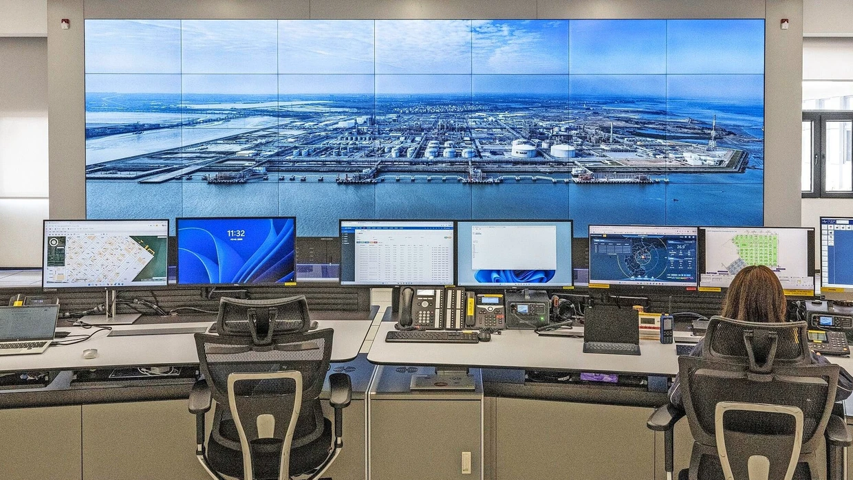 Blick aus dem Kontrollraum: Eine Wand von Bildschirmen zeigt das gigantische Ausmaß des BASF-Standorts.